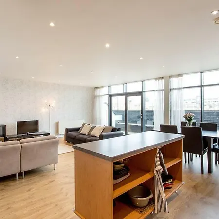 Bright Riverside Apt. W/ Terrace Appartamento Glasgow