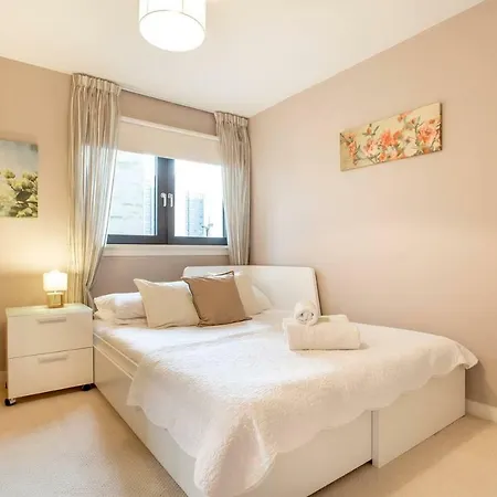 Bright Riverside Apt. W/ Terrace Appartamento