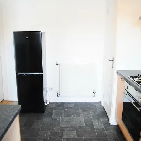 2 Bedroom Dennistoun Apartment With A Balcony Apartment *