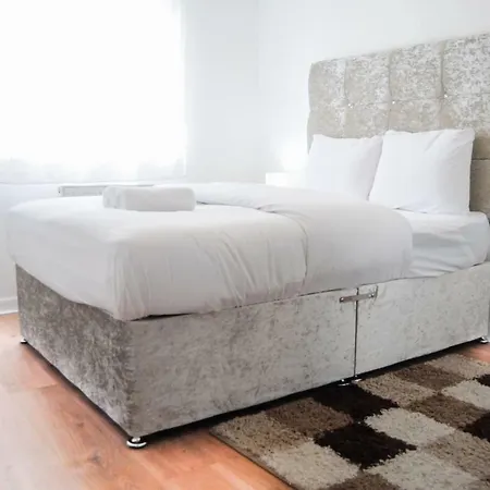 2 Bedroom Dennistoun Apartment With A Balcony Apartment *