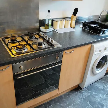 2 Bedroom Dennistoun Apartment With A Balcony * Glasgow