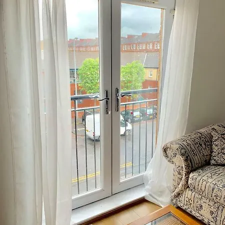 Apartment 2 Bedroom Dennistoun Apartment With A Balcony