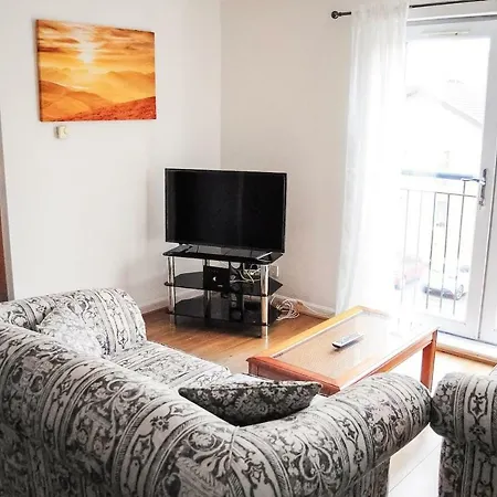 Apartment 2 Bedroom Dennistoun Apartment With A Balcony