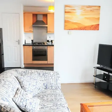 Apartment 2 Bedroom Dennistoun Apartment With A Balcony *
