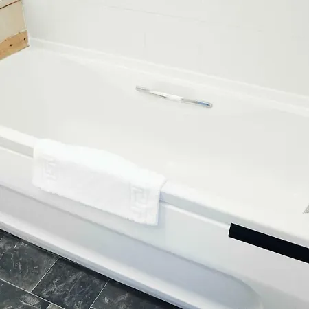 2 Bedroom Dennistoun Apartment With A Balcony * Glasgow