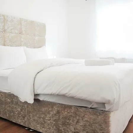 2 Bedroom Dennistoun Apartment With A Balcony Apartment