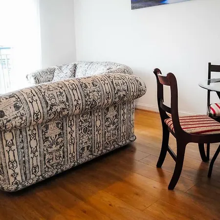 2 Bedroom Dennistoun Apartment With A Balcony *