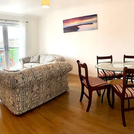 Apartment 2 Bedroom Dennistoun Apartment With A Balcony Glasgow