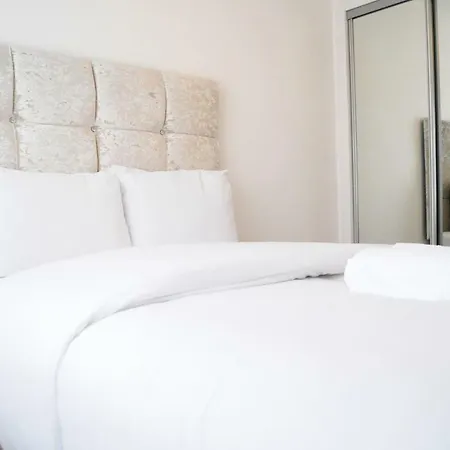 Apartment 2 Bedroom Dennistoun Apartment With A Balcony *