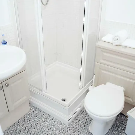 Apartment 2 Bedroom Dennistoun Apartment With A Balcony Glasgow