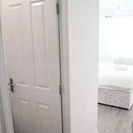 2 Bedroom Dennistoun Apartment With A Balcony Apartment