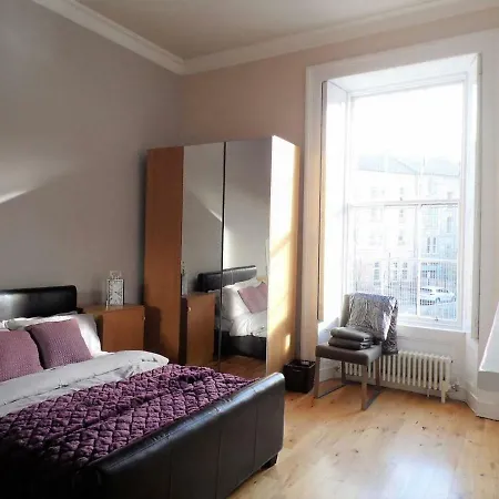 Apartment West End - Stunning, Spacious, 3 Bedroom, Main Door Flat With Private Parking *