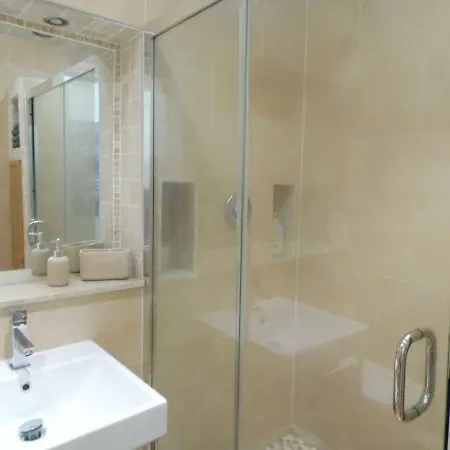 Apartament West End - Stunning, Spacious, 3 Bedroom, Main Door Flat With Private Parking Glasgow