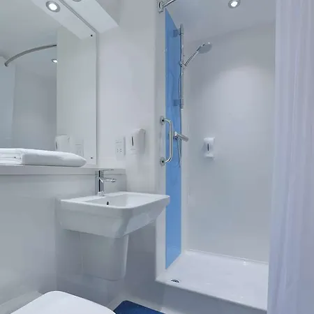 호텔 Travelodge Airport 3*