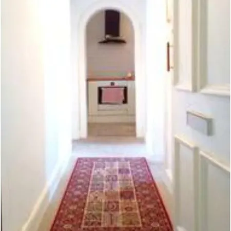 Traditional West End Hydro Apartment *