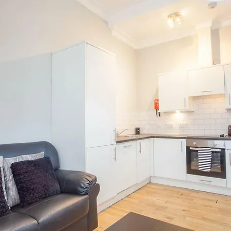 Bright 2 Bedroom In Central Location *