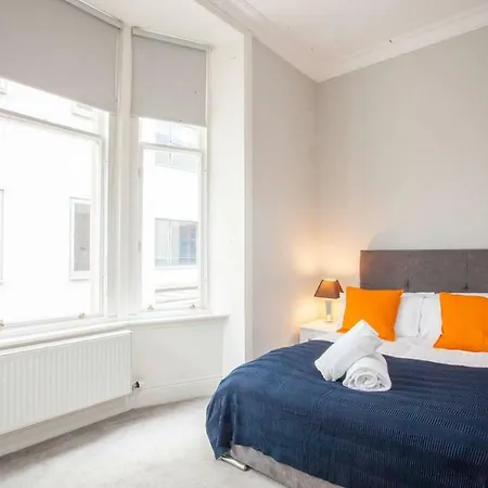 Bright 2 Bedroom In Central Location *