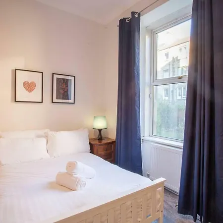 Apartment Stylish + Modern Tenement Flat Close To City Centre *