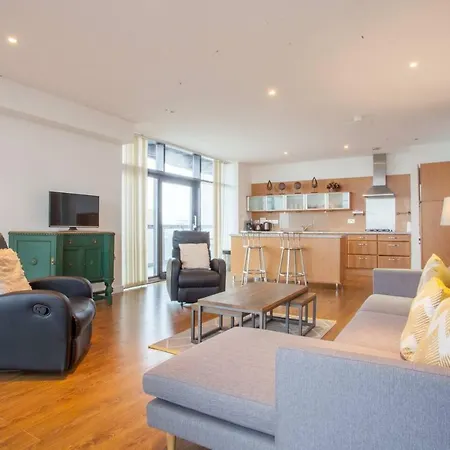 Stunning Flat With Huge Balcony And River View