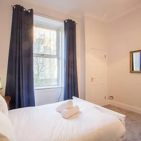 Stylish + Modern Tenement Flat Close To City Centre Apartment