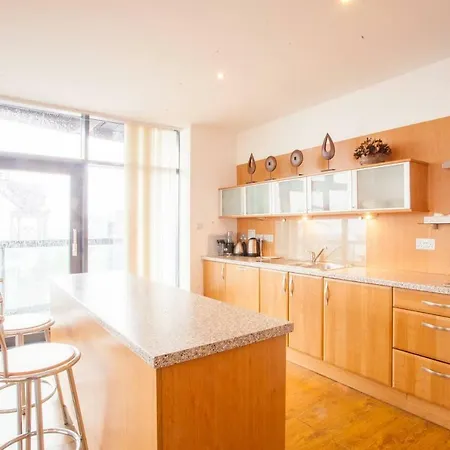 Stunning Flat With Huge Balcony And River View Glasgow