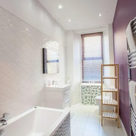 Stylish + Modern Tenement Flat Close To City Centre