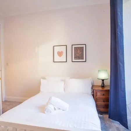 Stylish + Modern Tenement Flat Close To City Centre Apartment Glasgow