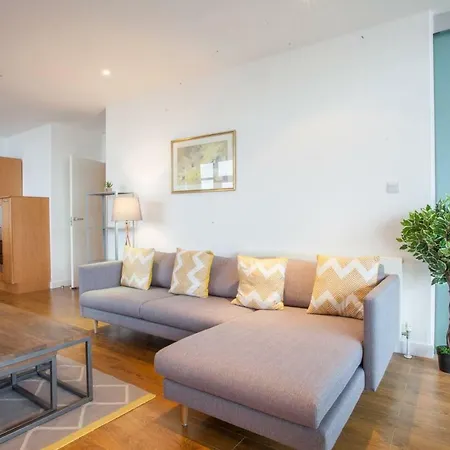 Stunning Flat With Huge Balcony And River View *