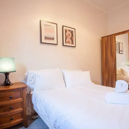Stylish + Modern Tenement Flat Close To City Centre