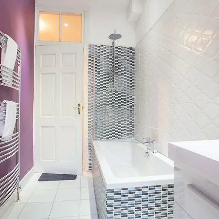 Stylish + Modern Tenement Flat Close To City Centre