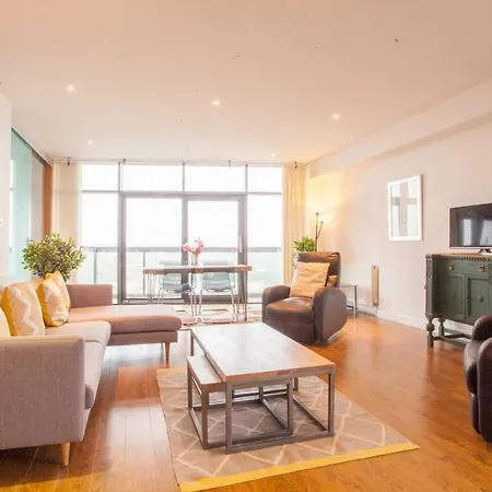 Stunning Flat With Huge Balcony And River View *