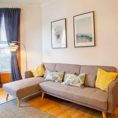 Stylish + Modern Tenement Flat Close To City Centre *