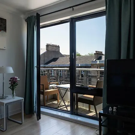 3 Bedroom Hillhead, With Balcony And Roof Garden Apartment *