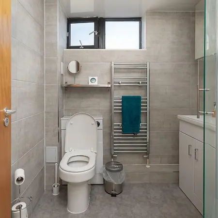 3 Bedroom Hillhead, With Balcony And Roof Garden Glasgow