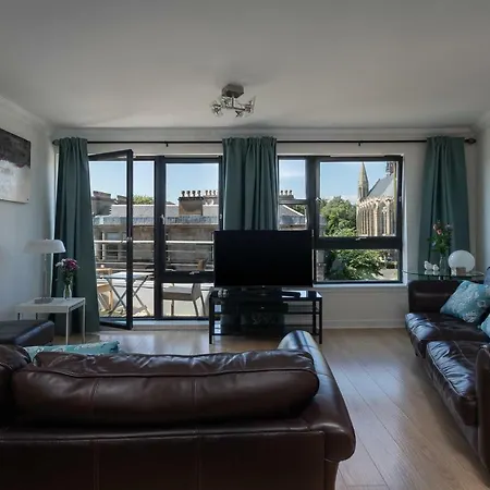 3 Bedroom Hillhead, With Balcony And Roof Garden Apartment *