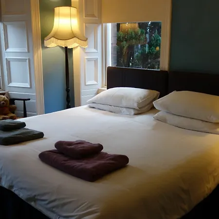 Claremont House 3*