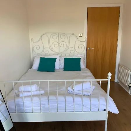 3 Bedroom Hillhead, With Balcony And Roof Garden Apartment *