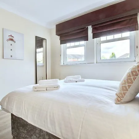 South Side Pleasance Apartment *