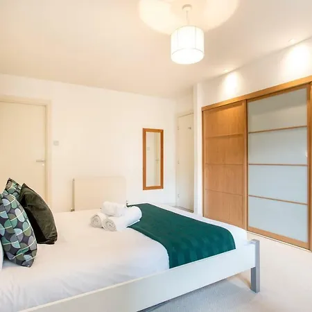 Bright Riverside Apt. W/ Terrace * Glasgow