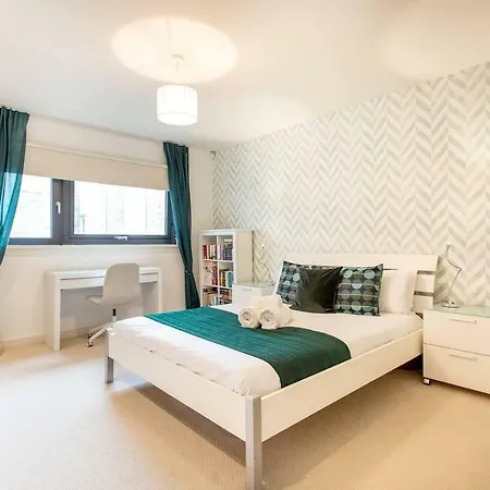 Bright Riverside Apt. W/ Terrace Appartamento Glasgow