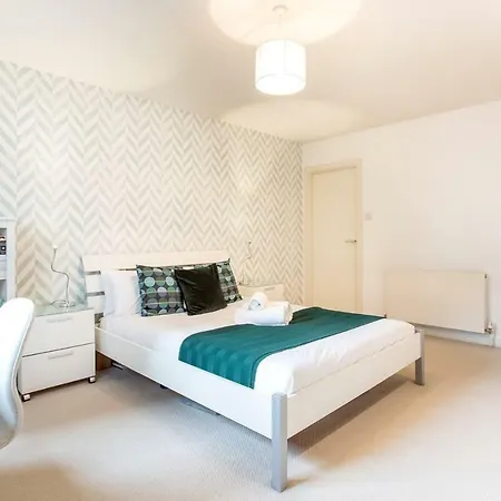 Bright Riverside Apt. W/ Terrace * Glasgow