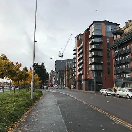 City Centre Riverside With Private Parking
