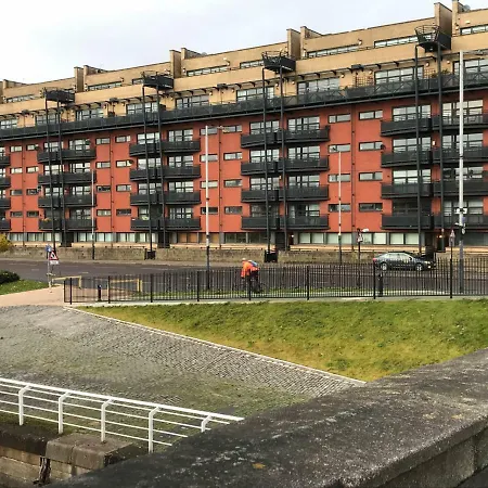 City Centre Riverside With Private Parking *