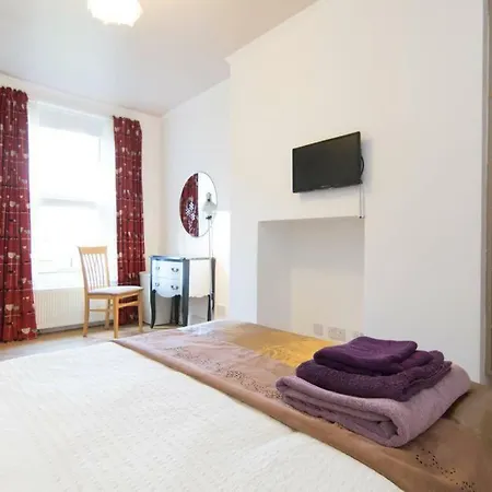 Apartment The Cottage. Woodlands, West End. *