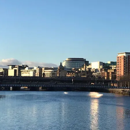 City Centre Riverside With Private Parking *