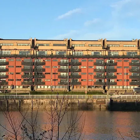 Apartment City Centre Riverside With Private Parking