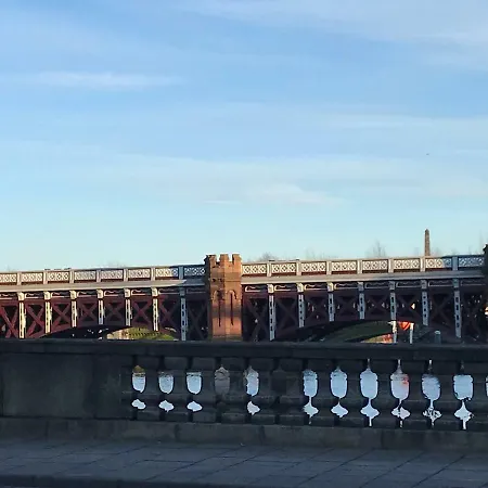 City Centre Riverside With Private Parking Apartment Glasgow