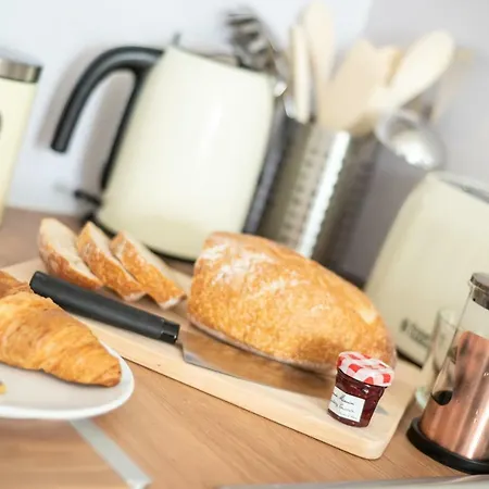 Klass Living - Dalmarnock Bridge Apartment, Rutherglen Apartment