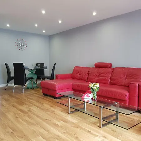 Glasgow's Modern & Stylish 3 Bedroom Aparment