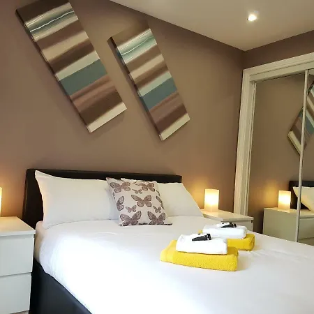 Glasgow's Modern & Stylish 3 Bedroom Aparment